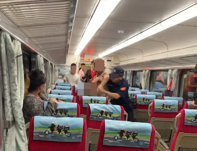 鄭姓男子於列車上亮刀砍人，殺害員警。