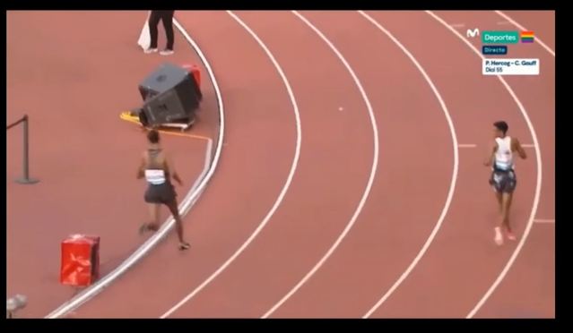 哈格斯‧葛布里維特發現原來自己不是第一名，對手從他身邊超越他（圖／翻攝自YouTube／3T Total Tri Training）