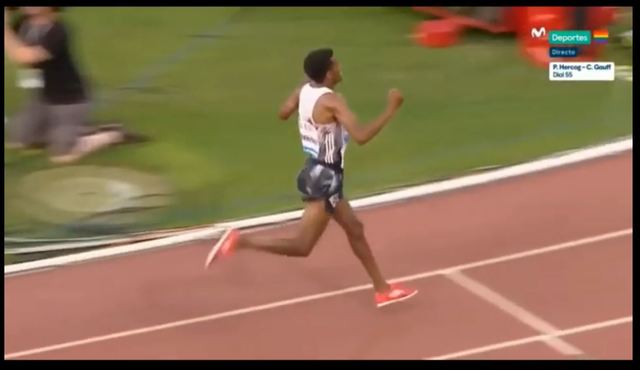 哈格斯‧葛布里維特壓過終點線後，享受著「勝利」的（圖／翻攝自YouTube／3T Total Tri Training）