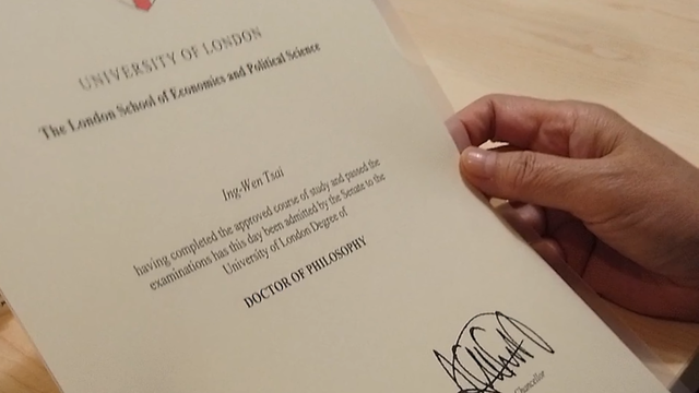 LSE畢業證書成為眾人關注焦點