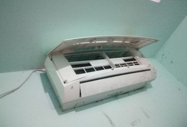 泰國一名男子開家中冷氣後聽到怪聲，拆開冷氣機一看，竟發現裡面塞著5條綠蛇。（圖片翻攝自臉書：สมเกียรติ ถาวรสุข แดง แคงถัง）