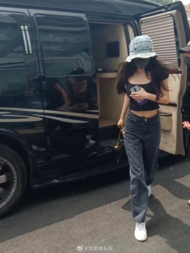 楊冪在機場被拍攝到。(翻攝自微博)