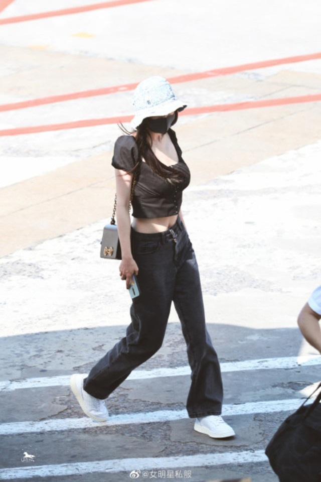 楊冪機場穿著讓好身材一覽無遺。(翻攝自微博)
