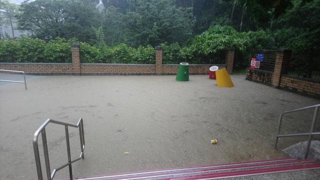 捷運公館站3號出口，變成小水池。(翻攝畫面)