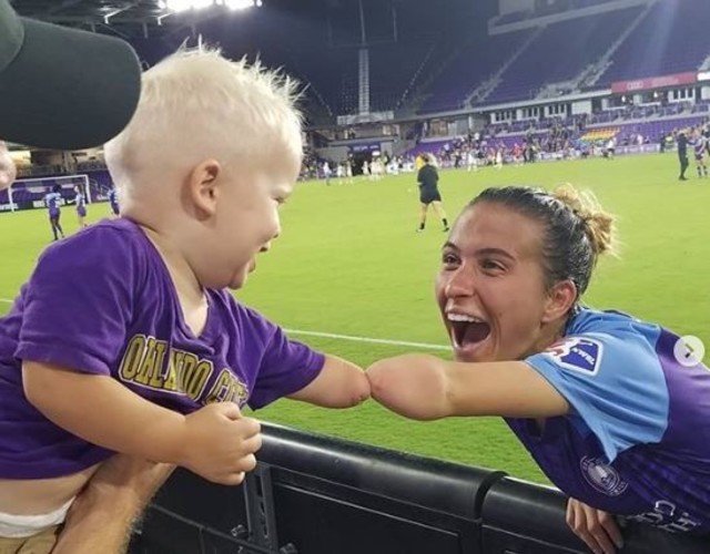 喬瑟夫與卡森的擊掌照，讓大批網友落淚