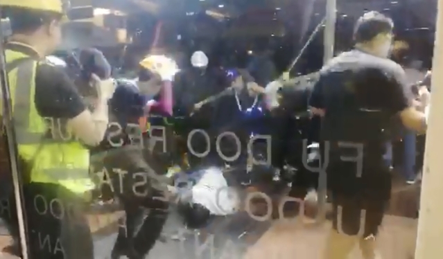 白衣人遭黑衣群眾圍毆，翻攝自Facebook。