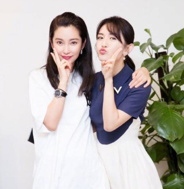 李冰冰與謝娜。(翻攝自微博/謝娜)