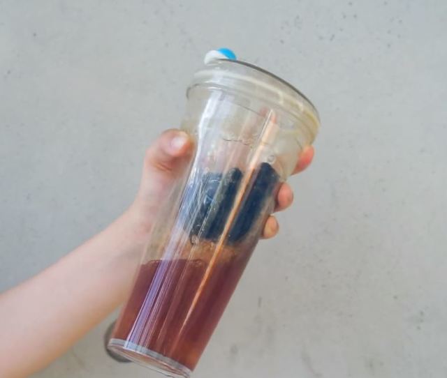 配料離開液體放置一個小時，輕搖3-5下即可將配料完全搖開。(翻攝自FLOAT臉書)