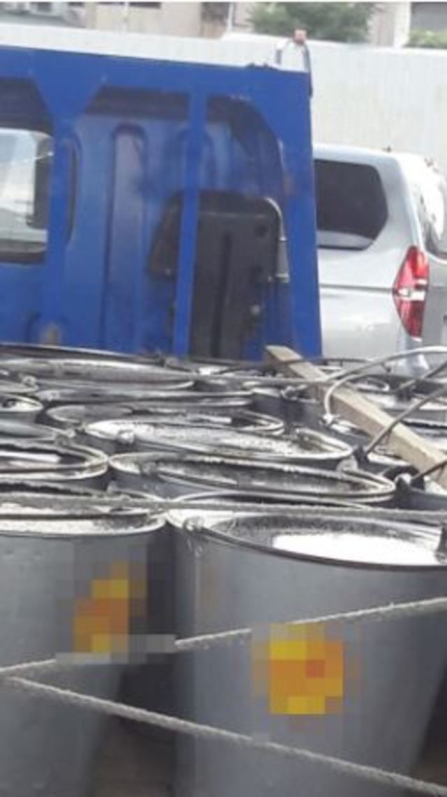 原po親眼見到雨水和汙水滴到仙草上 (圖片翻攝臉書抱怨公社)