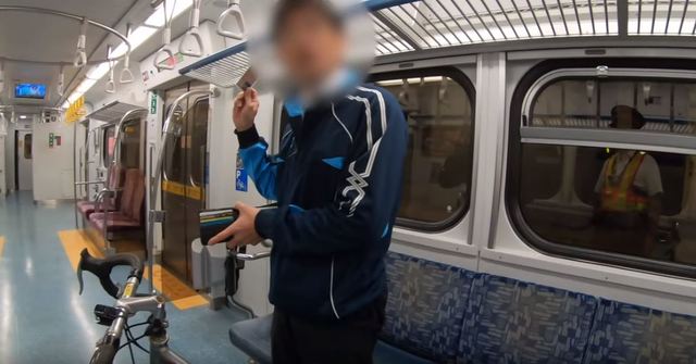 男乘客遭拒載，執意上車，拿出疑似教師的卡片證來嗆聲。