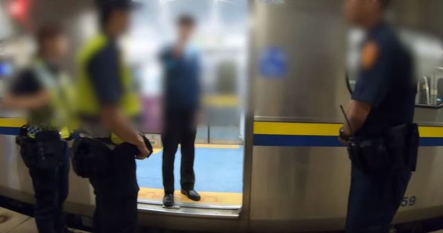 警方到場，將男乘客請下車。