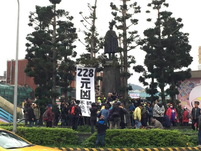 2017.02.27自由台灣黨成員聚集於基隆車站前蔣介石銅像。