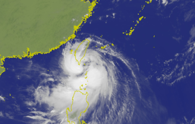 輕颱白鹿暴風圈上午7時接觸恆春半島。 (氣象局提供)