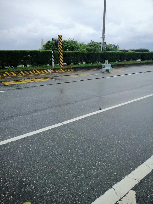 測速照相機被吹到倒頭栽在馬路中間。