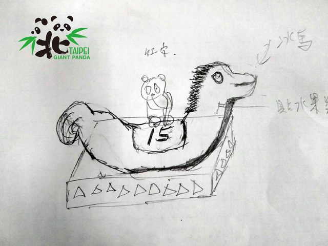 保育員分別為團團圓圓設計兩款不同的蛋糕。(台北市立動物園提供)