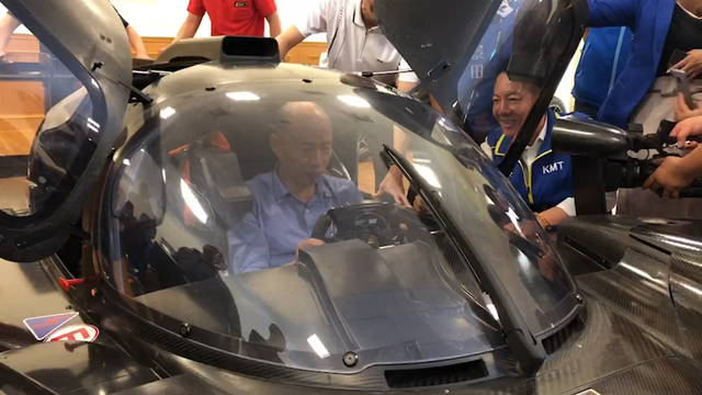 韓國瑜試乘廠內的賽車。