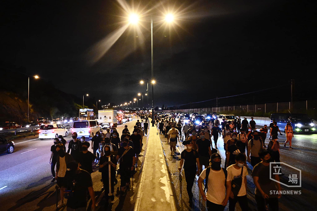 大批示威群眾走上北大嶼山公路。(翻攝自立場新聞臉書)