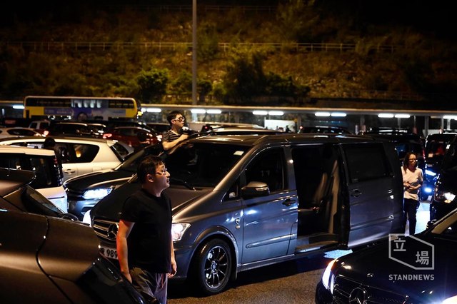 估計約有5千輛私家車出動，前往東涌義載示威者回到香港市區。(翻攝自立場新聞臉書)