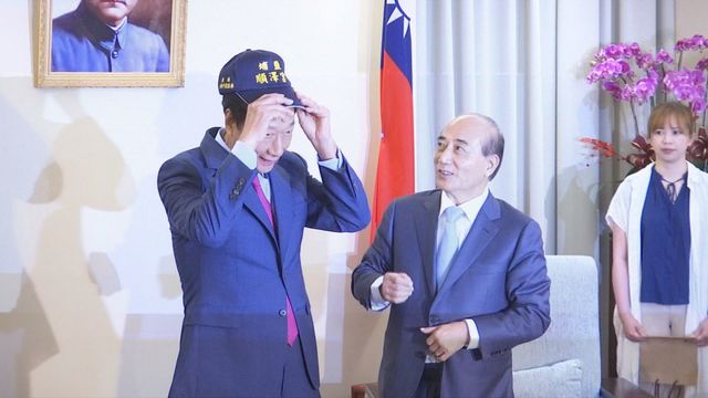 郭董收到禮物後立刻戴上