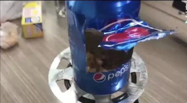 中國2名少女，因為看了網路影片進而模仿「使用啤酒罐製作爆米花」，結果因操作不慎造成酒精爆炸。(翻攝自微博)