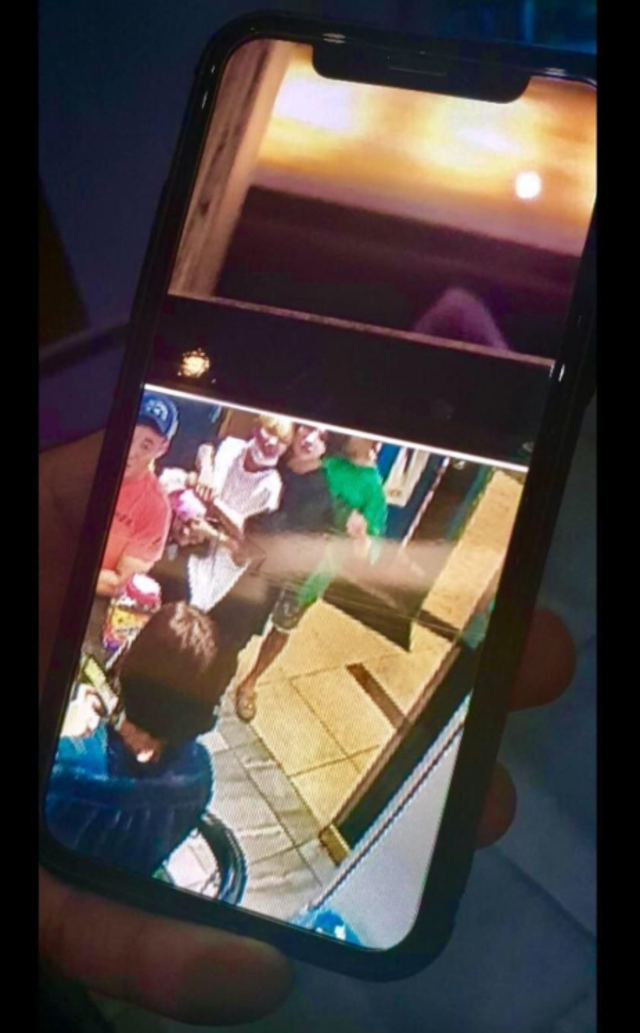 畫面疑似是柾國背後抱著一名金色短髮女子。(翻攝推特)