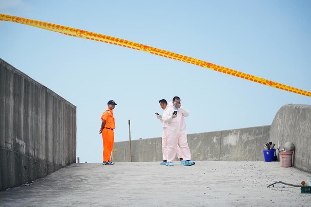 海巡人員獲報後封鎖現場。(翻攝自洪宗熠臉書)