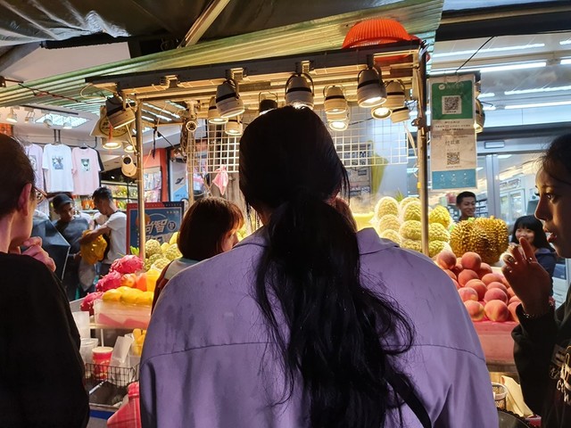 士林夜市，再傳「暴利水果攤」重出江湖。(翻攝臉書《我是北投人》)
