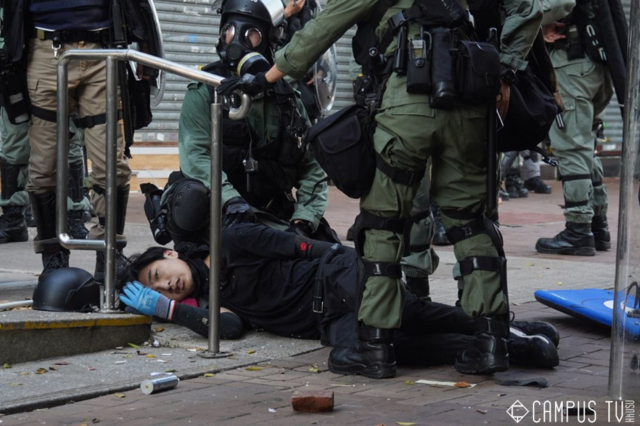 荃灣有示威者左胸中槍倒地，一度命危。(翻攝香港電台網站)
