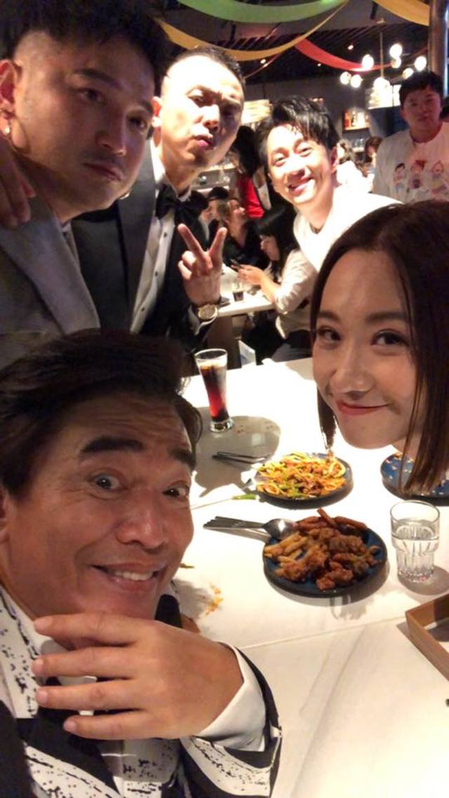 吳宗憲出席慶功宴，與搭檔藝人合影。(翻攝吳宗憲臉書)