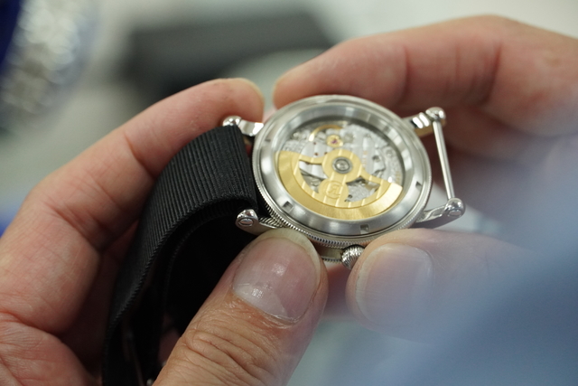 張仁豪秉持著對錶的熱愛，幫客人修復不同的手錶。