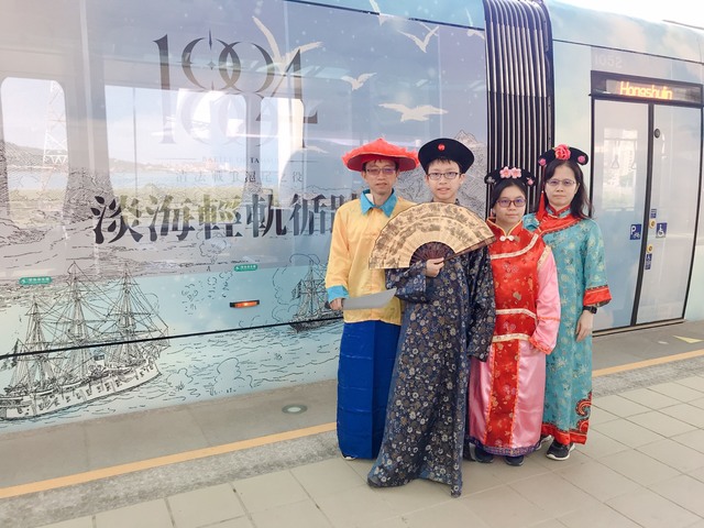 購買紀念版一日票的民眾，憑票兌換免費體驗穿著清朝服裝與主題彩繪列車拍照留念。(新北捷運公司提供)