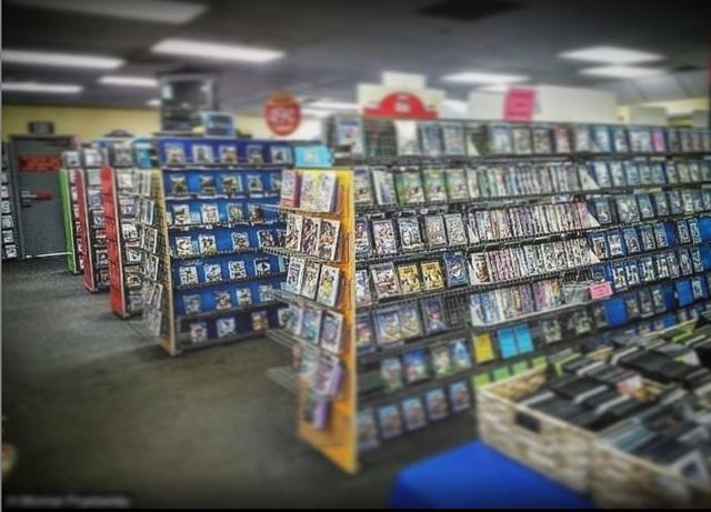 於出租店挑選電影是不少影迷享受的時光。