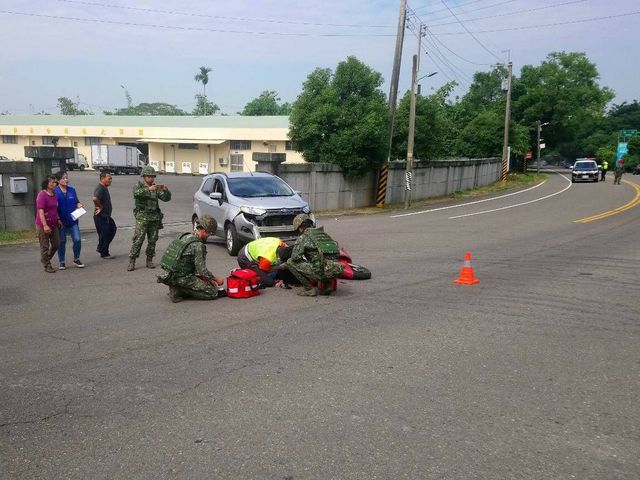 婦人於內山公路段直行時，與右方右轉轎車擦撞。(國防部提供)