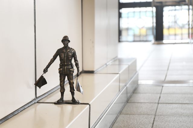 執行旗語任務的小兵。(北捷提供)