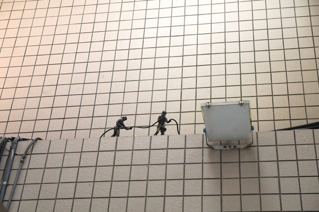 專注於整線的小兵。(北捷提供)