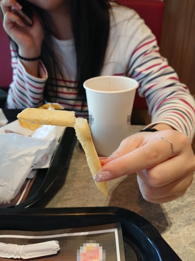 華視新聞網小編「扁編」在折薯條。(資料照)