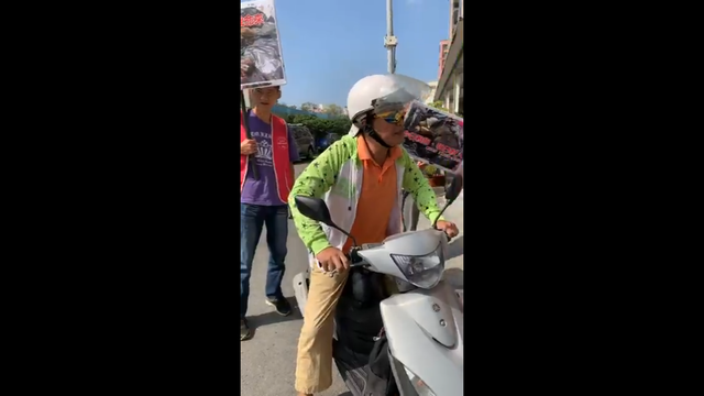 動保團體今日赴凶嫌住處堵人，要求他道歉。