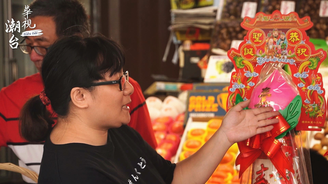 店家NiKi向參與民眾介紹罐頭塔種類