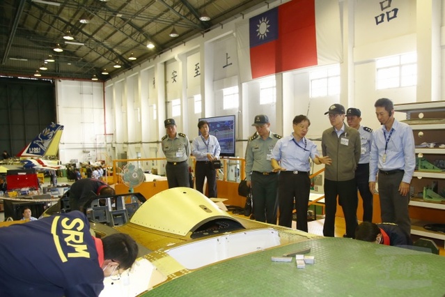 國防部長嚴德發訪視漢翔公司