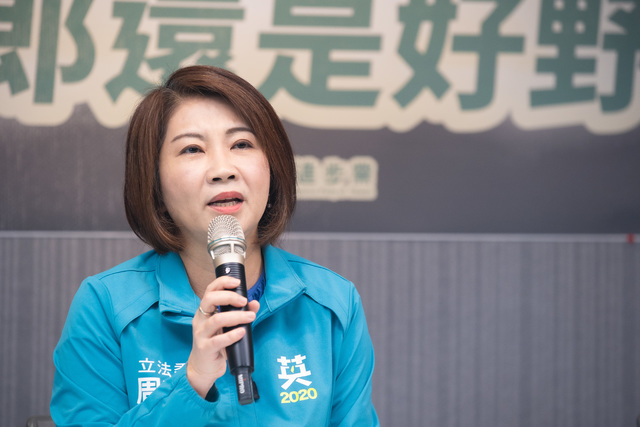 立法委員周春米酸韓不要打算提告選罷法來躲避大家的質疑。(民進黨提供)