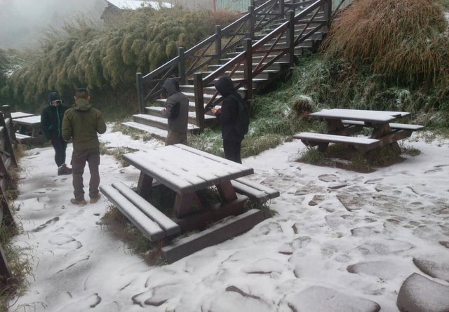 369山莊的階梯、戶外桌以上都被白雪覆蓋。(翻攝臉書布農卡里布灣登山隊)