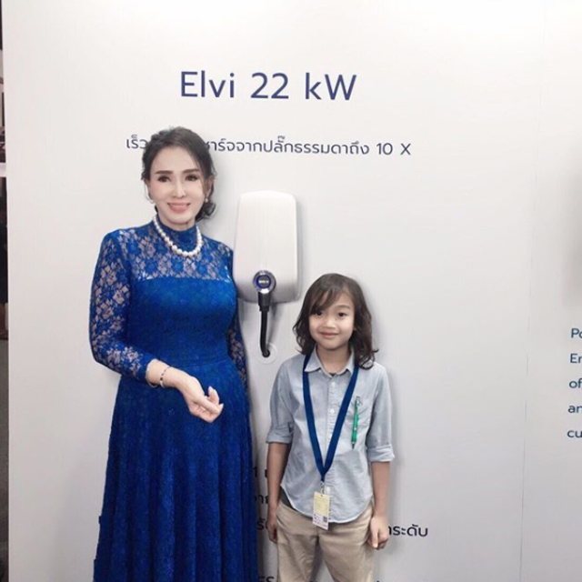 亞芭詩菈與孫女出席活動，美照引起熱議。(翻攝apasrahongsakula IG)