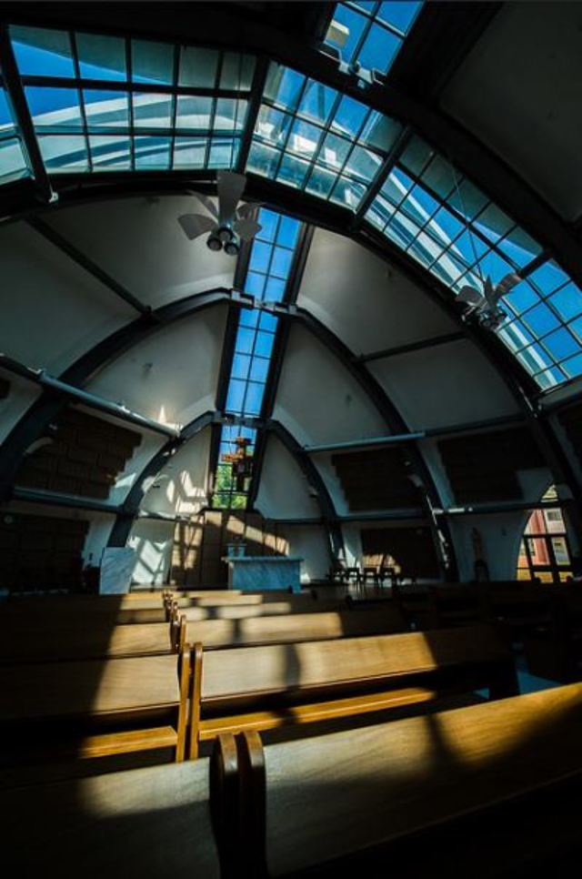 當陽光透過十字玻璃進入教堂，不同角度光影的變化，代表世界不停運轉。(靜宜大學提供)