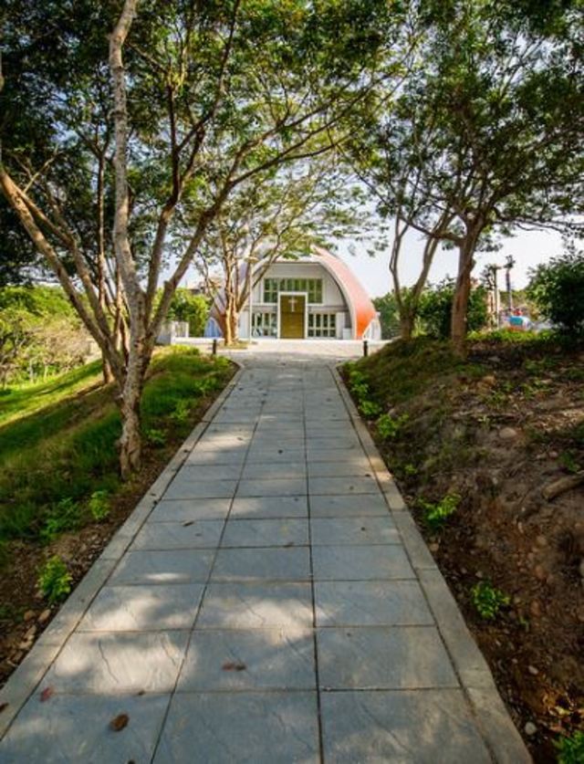 靜宜校門到主顧聖母堂是一條筆直的路徑，象徵直通教堂的正直之路、永生幸福之路。(靜宜大學提供)