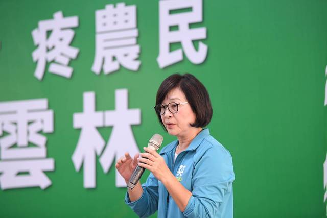 蘇治芬感謝各鄉長幫忙調度區公所的資源回收車，搬運花生。(民進黨提供)