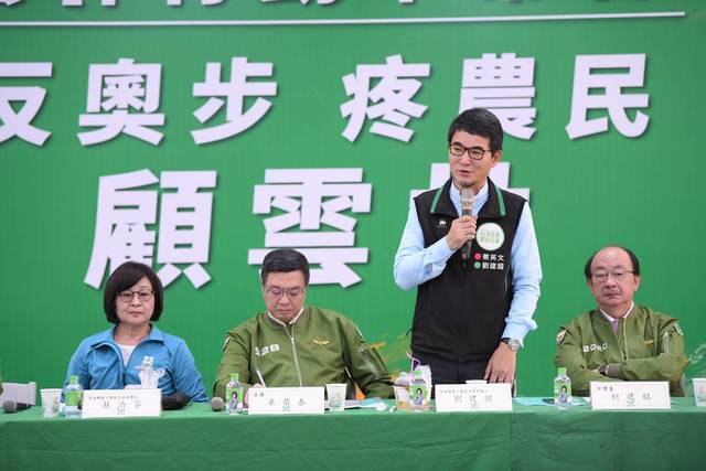 劉建國強調，中央跟地方好好配合一定可以很快回穩價格。(民進黨提供)