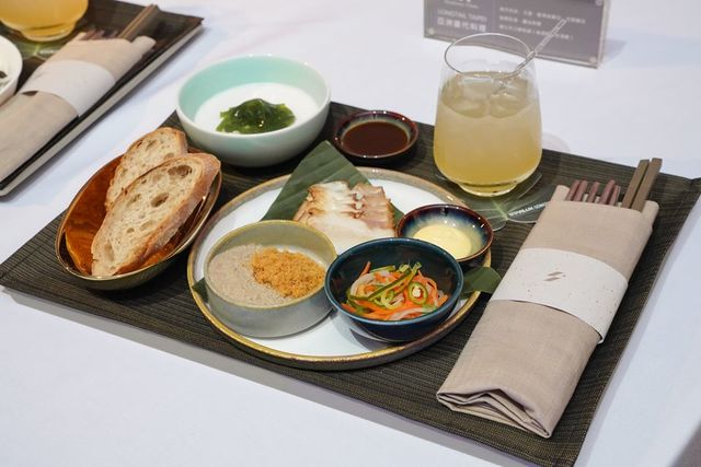 商務艙餐點「越式肉派、魚鬆、酸裸麥麵包及醃菜」/圖取自星宇航空臉書