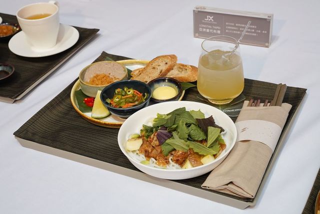 商務艙餐點「米線佐台灣黑梅花豬、香茅、魚露沾醬」/圖取自星宇航空臉書