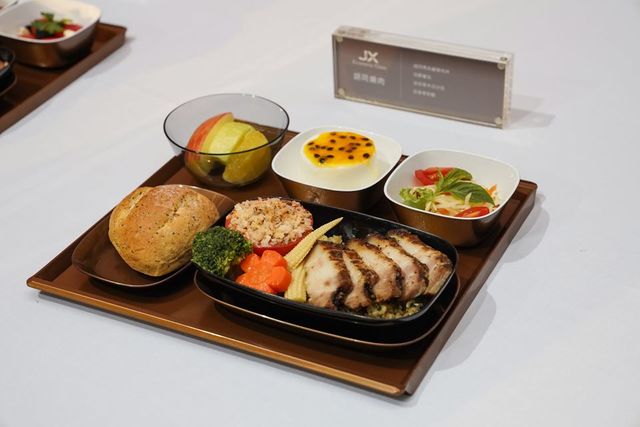 經濟艙餐點「胡同燒肉」。/圖取自星宇航空臉書