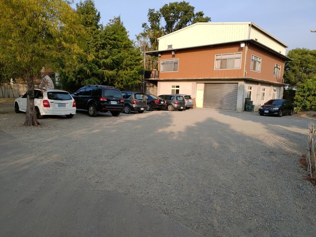 周刊指這裡是張家的招待所，查無門牌、無建物登記。